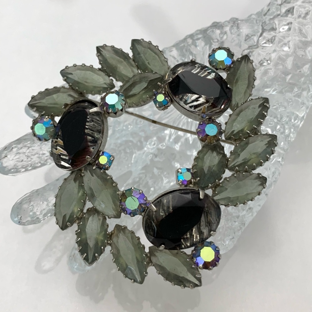 Vintage Givre Tiger Eye Art Glass Figural Layered Rhinestone Silver Brooch Pin